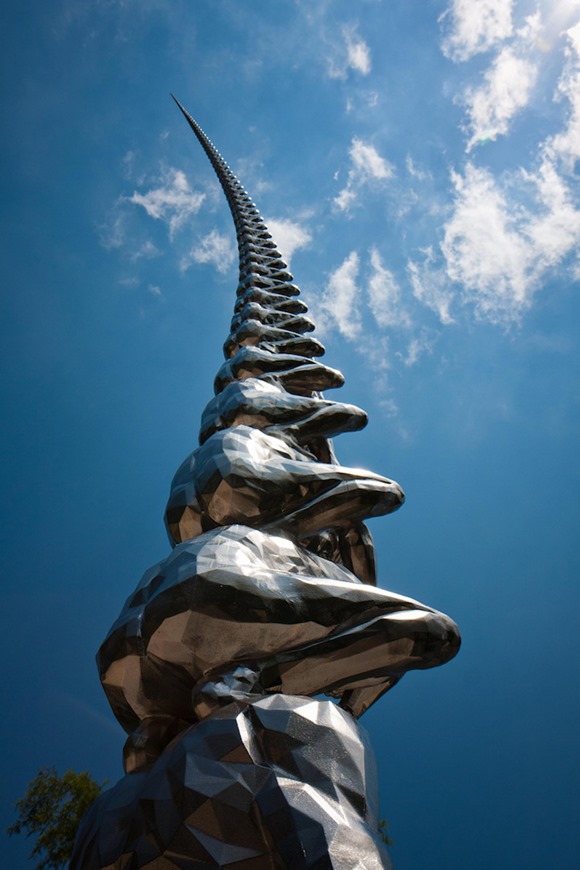压抑的艺术 惊人的钢铁雕塑 人梯雕像