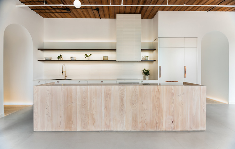 Candy Loftis木质感极强的厨房区域划分 空间设计 第2张