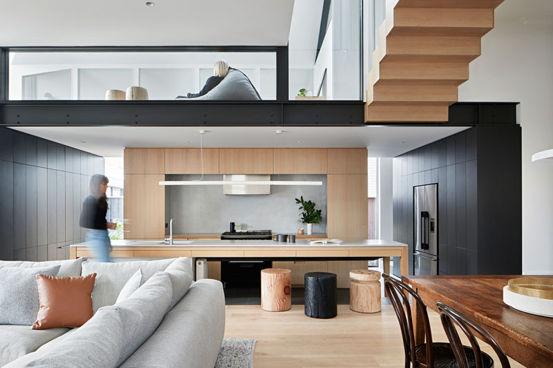 现代简约原木色复式大家庭住宅 空间设计 第2张